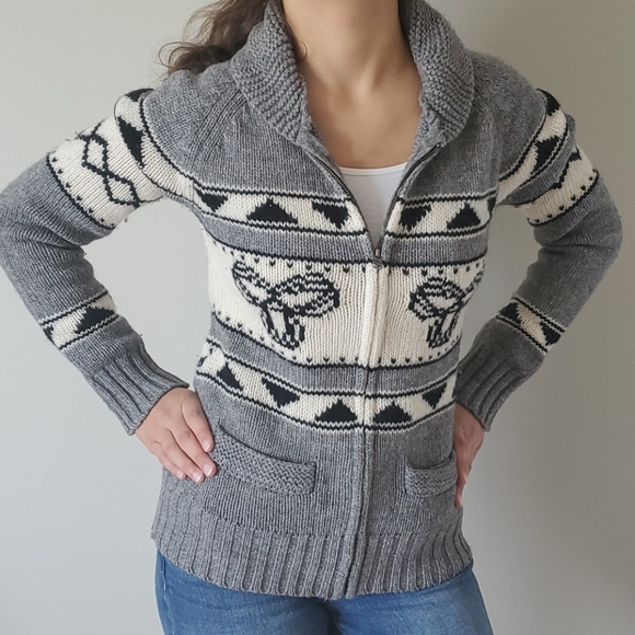 Aritzia Sweaters - Aritzia TNA cardigan with a zipper